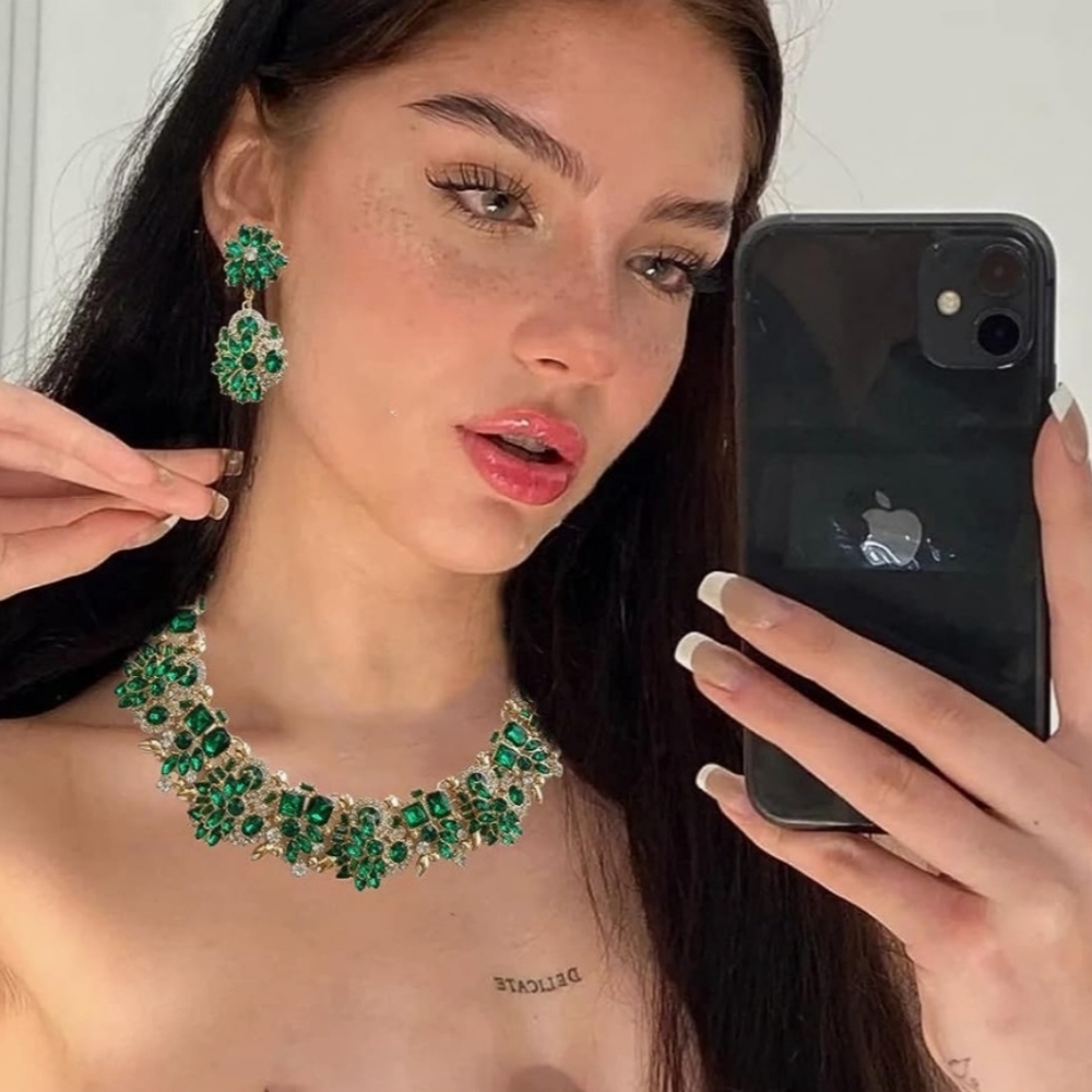 Green rhinestone necklace adjustable chain.
